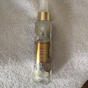 Bath & Body Works Snowflakes & Cashmere diamond shimmer mist